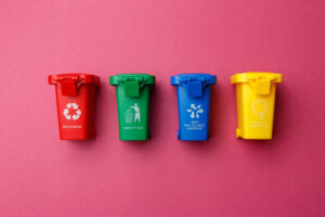 Colores y elementos visuales para contenedores de residuos